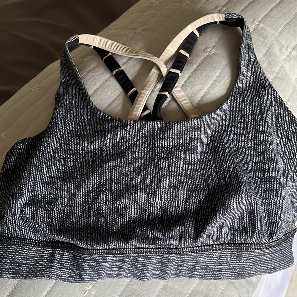 Excellent condition Lululemon energy bra size 6. Super soft material.